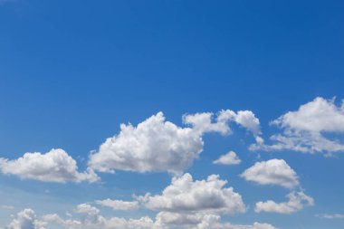 Soyut Beyaz bulutların üstünde mavi gökyüzü arka planda tropikal iklim temizleyin 
