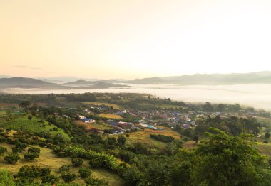 Sabah ın erken saatlerinde beyaz sis ile gün doğumu Manzara görünümü yun lai bakış açısı, pai, Mae Hong Son, tayland tepenin üstünde kaplı
