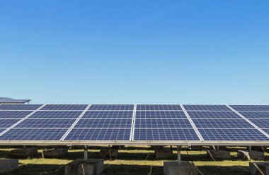       Polikristalin silikon güneş pilleri veya güneş enerjisi santralinde fotovoltaik hücrelerin satır dizi kapatın gökyüzüne açmak mavi gökyüzünde güneş alternatif yenilenebilir enerji enerji verimliliği güneş ışığı absorbe 