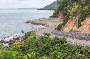  Chalerm burapa chollathit yol veya deniz kenarında doğal rota güzel kavisli yol Chanthaburi, Tayland Noen Nangphaya bakış noktasından bakmak