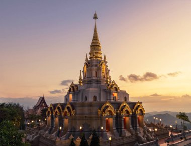 Sabah ın erken saatlerinde Wat Santikhiri Tapınağı Mae Salong, Chiangrai, nothern Tayland içinde Prabaromathat chedi srinakarindra satismahasantikiri pagoda gündoğumu