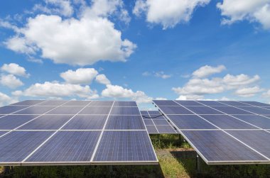 Güneş Pilleri ya da fotovoltaik güneş Santrali alternatif temiz yenilenebilir enerji verimliliğinde