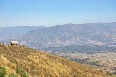                manzara görünümü eski kulübe Khao Kho, il: Phetchabun, Thailand, tarım için dağ yamacında 