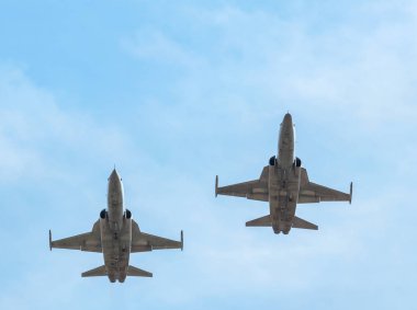 Mavi gökyüzü ile yüksek hızlı uçan savaş uçağı askeri uçak altında 