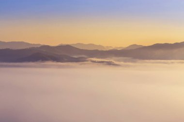 Manzaralı yun lai bakış açısı, pai, Mae Hong Son Tayland tepenin üst kısmında erken sabah sis ile gündoğumu.