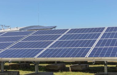 Güneş Pilleri ya da fotovoltaik güneş güç istasyonu ışık enerjisini güneşten elektrik alternatif yenilenebilir temiz enerji verimliliği güneşten dönüştürmek