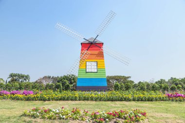 Mavi gökyüzü genel Park'ta renkli ahşap fırıldak