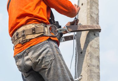 Elektrikçi tırmanma yüksekliği kutup emniyet kemeri ile çalışma