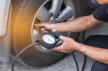 Mekanik hava koymak Lastik Şişirme ve hava basıncı ölçer basınç servis istasyonu ile kontrol kapatın          