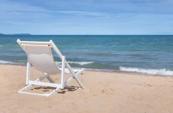 Cadeira Praia Madeira Branca Vazia Praia Tropical Arenosa — Fotografia de Stock