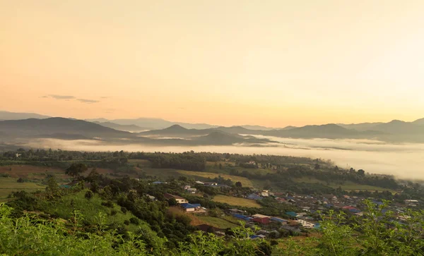               Manzaralı yun lai bakış açısı, pai, Mae Hong Son Tayland tepenin üst kısmında erken sabah sis ile gündoğumu.
