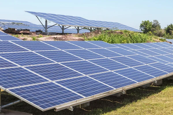 太陽電池や太陽光発電所に太陽光発電は 太陽から光エネルギーを変換します — ストック写真