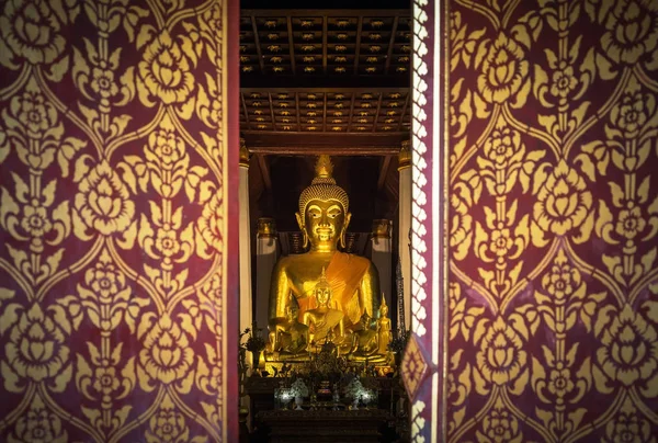 Cerca Estatua Pública Oro Buddha Mira Través Puerta Entrada Público — Foto de Stock