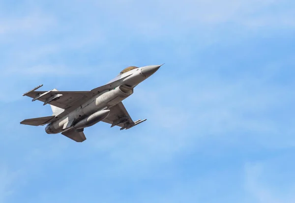 Caça Avião Militar Jato Voando Com Alta Velocidade Céu Azul — Fotografia de Stock