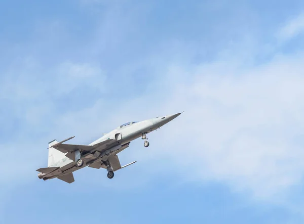 Caças Jato Aeronaves Militares Voando Com Alta Velocidade Céu Azul — Fotografia de Stock