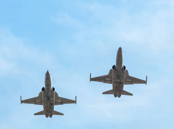 하늘에 고속으로 전투기 항공기에서 — 스톡 사진