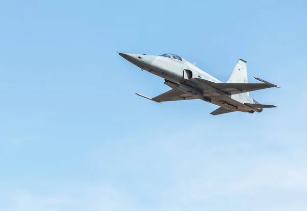 하늘에 고속으로 전투기 항공기 — 스톡 사진