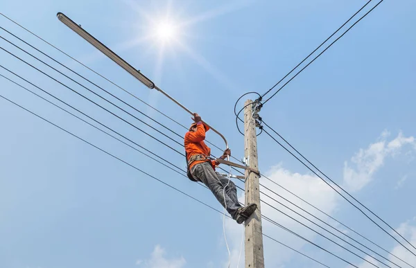 Electricista Escalada Trabajo Instalación Nueva Lámpara Calle Electricidad Potencia Poste — Foto de Stock