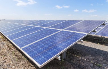 Güneş Pilleri ya da fotovoltaik güneş güç istasyonu ışık enerjisini güneşten elektrik alternatif yenilenebilir temiz enerji verimliliği güneşten dönüştürmek