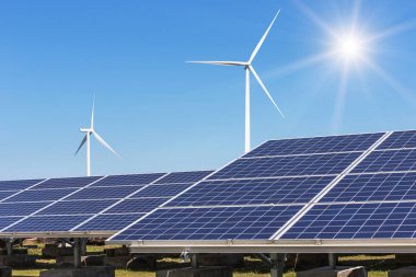 Güneş pilleri güneş panelleri veya fotovoltaikler ve rüzgar türbinleri elektrik santralinde yüksek voltajlı elektrik pilonu ile elektrik üretiyorlar. 