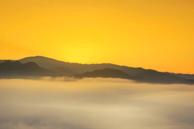 Güneşin doğuşunu beyaz sis ile birlikte sabah erken saatlerde dağın tepesinde yun lai perspektifinde, pai, Mae Hong Son, Tayland