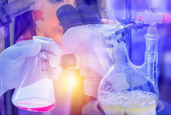 Kimya Laboratuvarında Mikroskop Ekipmanlarıyla Araştırma Aşısı Coronavirus Hastalığı Kavramını Analiz — Stok fotoğraf