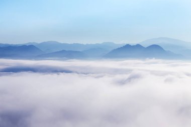 Manzara manzarası, sabahın erken saatlerinde sis ile birlikte Yun Lai bakış açısına göre tepenin üstünde, pai, Mae Hong Son Tayland.