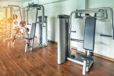 Spor salonunda vücut geliştirme için güç eğitim aleti sağlık egzersizi