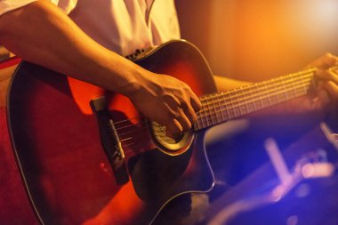 Müzisyen gece kulübünde gece sahne müzik grubunda akustik gitar çalıyor