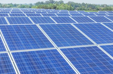 Güneş hücre satır dizi kapatmak ya da fotovoltaik güneş güç istasyonu ışık enerjisini güneşten elektrik alternatif yenilenebilir temiz enerji verimliliği güneşten dönüştürmek