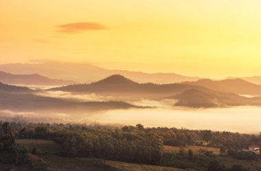  Yun lai bakış açısı, pai, Mae Hong Son, tayland sabahın erken saatlerinde tepenin üstünde kapalı beyaz sis ile gün doğumu manzara görünümü