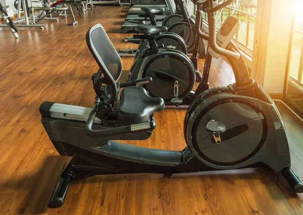 Close Fileiras Bicicletas Estacionárias Equipamentos Exercício Saúde Para Musculação Academia — Fotografia de Stock