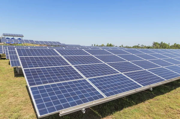 Güneş hücre satır dizi kapatmak ya da fotovoltaik güneş güç istasyonu ışık enerjisini güneşten elektrik alternatif yenilenebilir temiz enerji verimliliği güneşten dönüştürmek