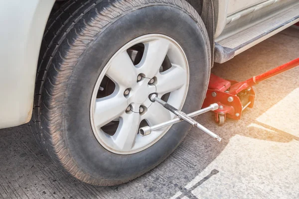 Chiave Croce Cambiando Pneumatico Nel Servizio Riparazione Auto — Foto Stock