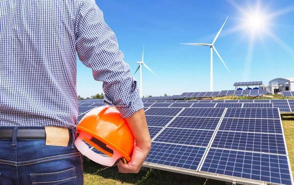 Sarı Kask Güneş Hücreleri Elektrik Hibrid Santral Sistemleri Qurğu Üreten — Stok fotoğraf