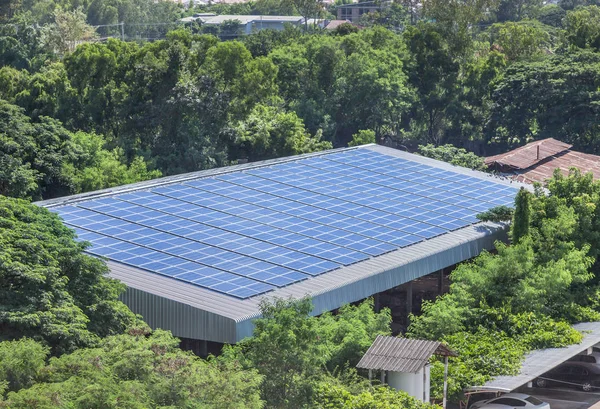 Filas Células Solares Silicio Policristalino Fotovoltaicos Instalados Fábrica Del Techo Fotos de stock libres de derechos