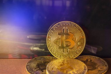 Altın Bitcoin sikke dijital cryptocurrency bilgisayar işlemcisi kurulu arka plan ışığı ile. İş konsepti.