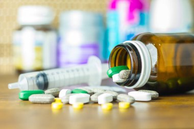 Tedavi için ilaç reçetesi. İlaç, sağlık için konteynırda tedavi. Eczane teması, kapsül hapları ve paketlerde ilaç antibiyotiği.. 