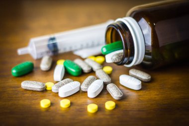 Tedavi için ilaç reçetesi. İlaç, sağlık için konteynırda tedavi. Eczane teması, kapsül hapları ve paketlerde ilaç antibiyotiği.