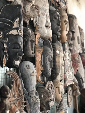 Bali pazarı. Ahşap ve el sanatları Yerel Hediyelik Eşya . Renkli Hediyelik Eşya ve heykelcikler maymun . Bali, Endonezya