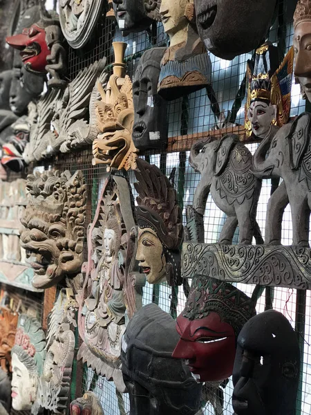 Mercado balinês. Lembranças locais de máscara de madeira e artesanato. Bali. — Fotografia de Stock