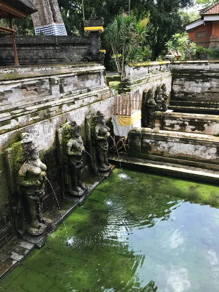 Goa Gajah Tempel estanque con estatua de antigüedades en Ubud Bali Indonesia Asia — Foto de Stock