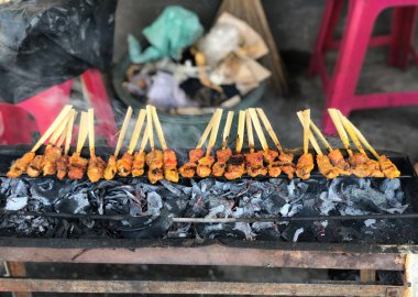 Sate kambing ve Endonezya Bali ayam popüler sokak gıda sate