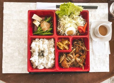 Japon gıda düz Layton görünümü gıda beyaz pirinç ve tavuk teriyaki seti üst görünüm seti 