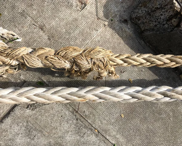 Cuerdas en Old Rusty Dock Primer plano. Antiguo fondo del muelle . —  Fotos de Stock