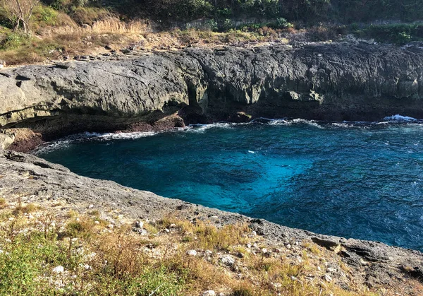 Laguna azul en la isla de Nusa Penida en Indonesia, las rocas y el océano claro — Foto de Stock