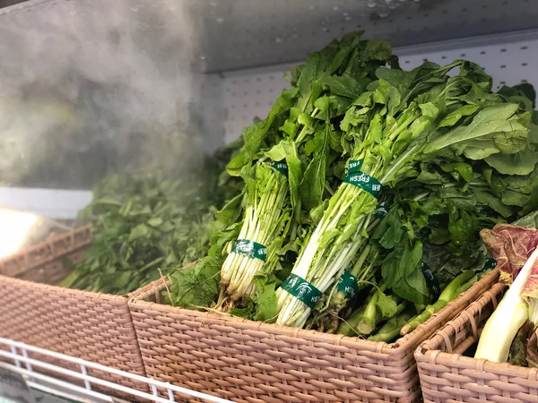 Variedad de hojas verdes frescas, espinacas, remolachas en el mostrador en la tienda de comestibles paraben comida gratis — Foto de Stock