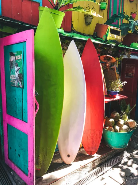 Färgglada retro surfingbrädor inredning till entré i strandbaren — Stockfoto