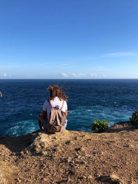Bir kızın arkasından Amazing okyanus manzarası , bir dağ, okyanus arka plan oturur 