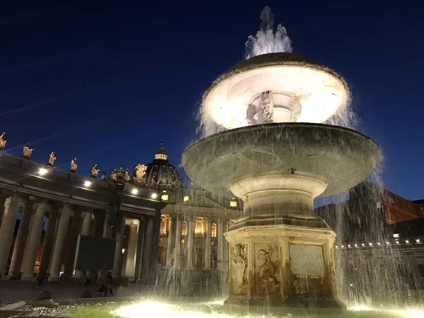 Csodálatos kilátás szökőkút a Szent Péter tér Vatikán éjjel, Róma, Olaszország — Stock Fotó